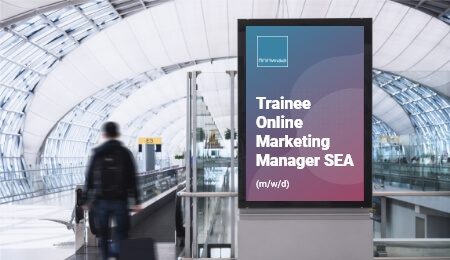 Jobangebot - Trainee Online Marketing Manager SEA Banner in Flugzeughalle