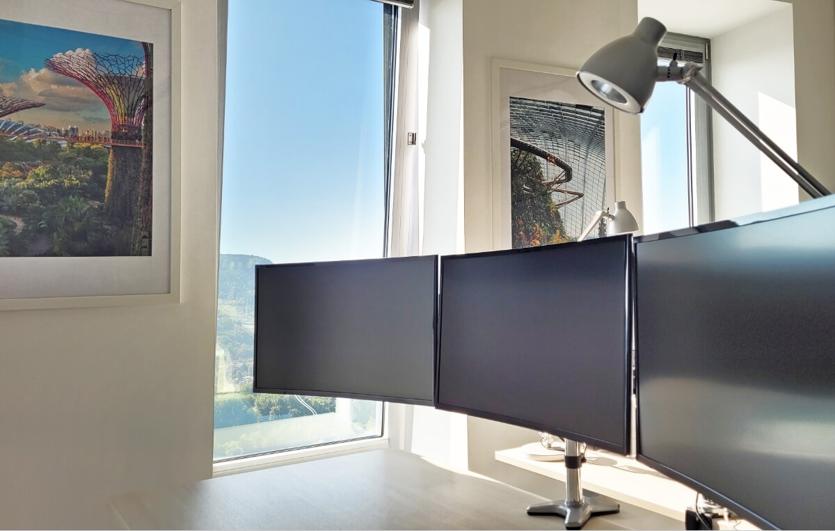 3 große Curved Monitore